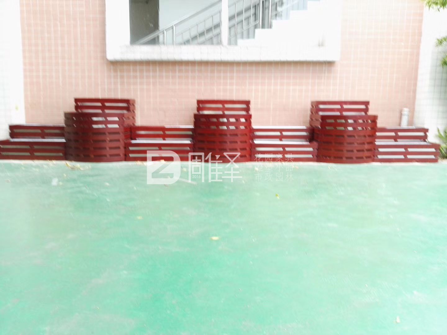 八一实验小学异型实木花箱